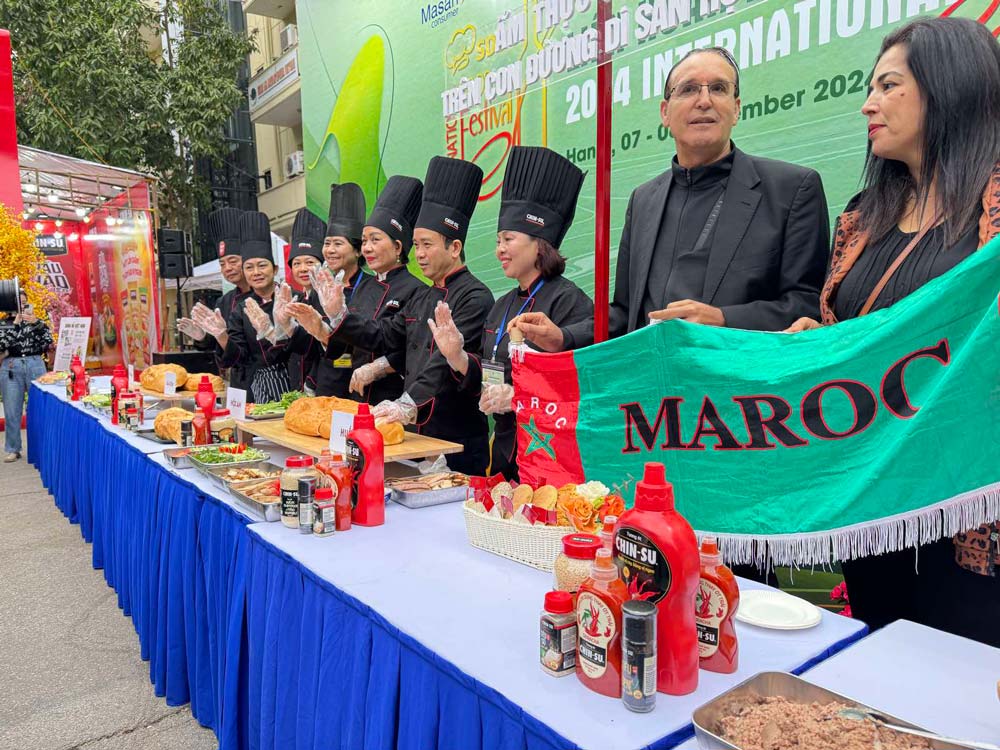 The special banh mi performance of 3 regions attracts diners to visit and experience at the 2024 International Food Festival. Photo: H.Van