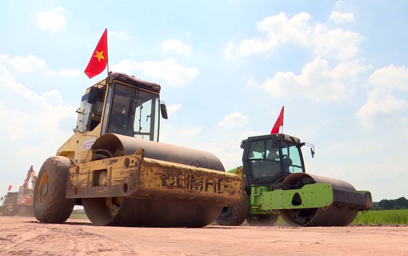 Construction site of the Ring Road 4 project - Hanoi Capital Region through Bac Ninh province. Photo: Van Truong