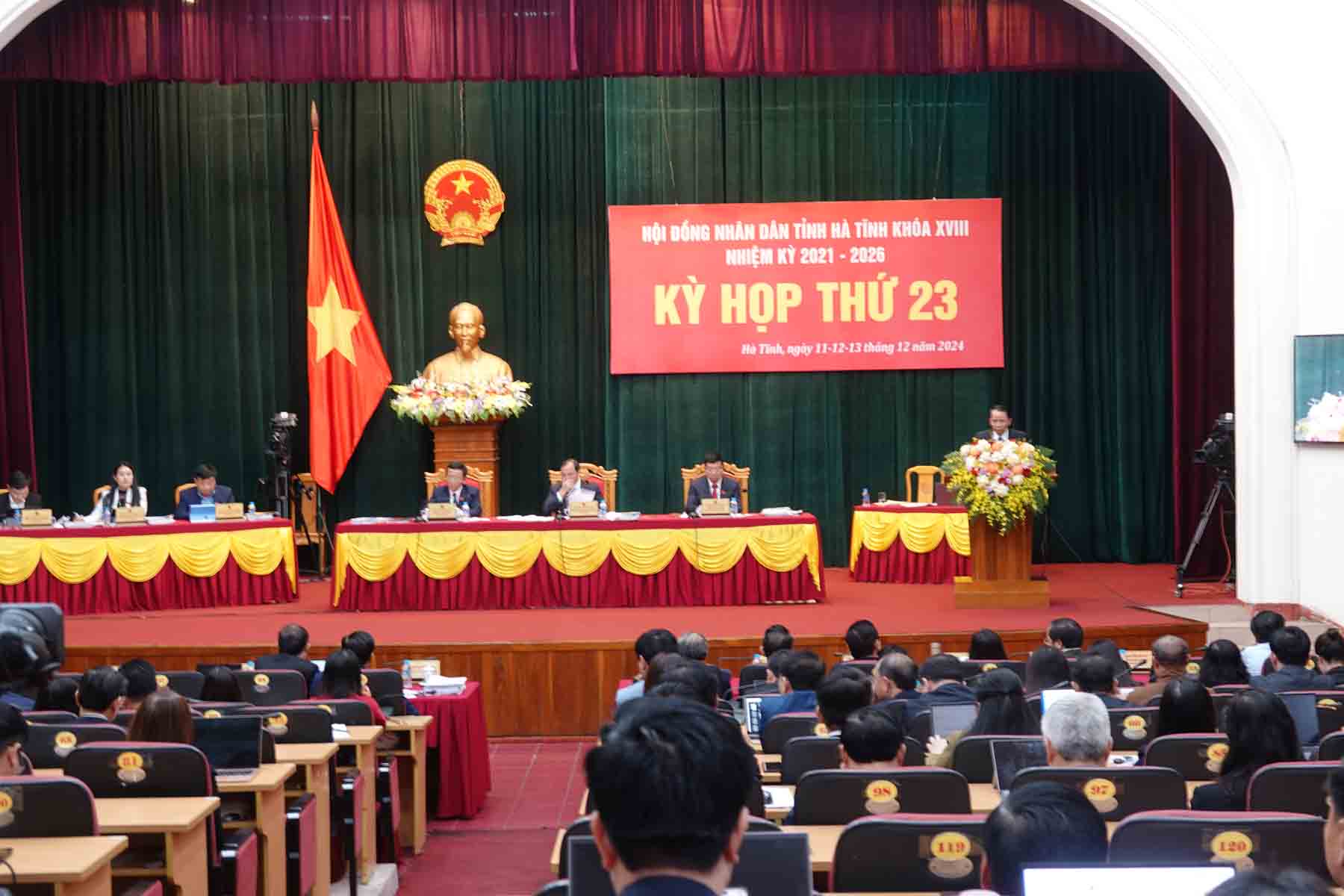 Dai bieu du hop HDND tinh Ha Tinh sang 12.12. Anh: Tran Tuan.