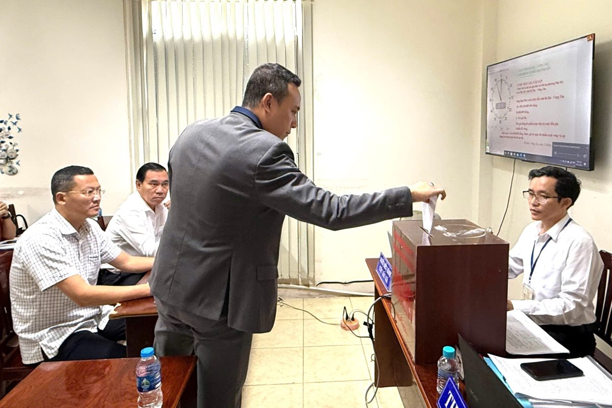 Auction participants vote directly at the auction. Photo: Thanh An