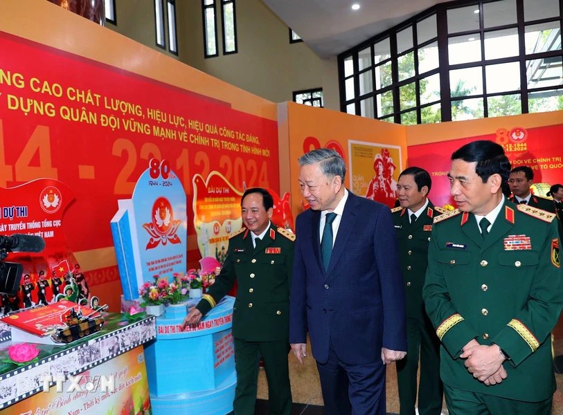 Tong Bi thu To Lam, lanh dao Bo Quoc phong va cac dai bieu tham quan gian trung bay sach bao phuc vu Le ky niem. Anh: TTXVN