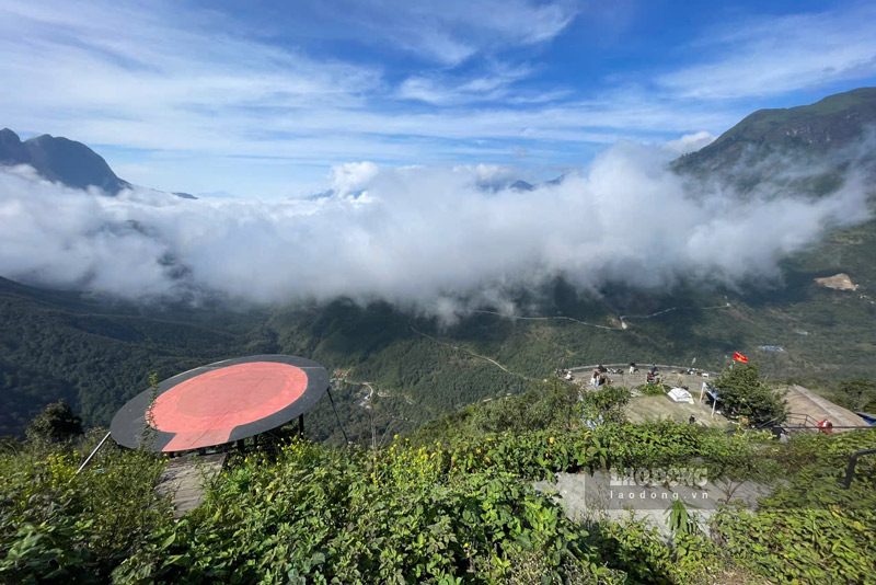Nhung ngay thoi tiet dep, khi dung tren dinh deo, du khach co the ngam nhin su hung vi cua nui rung Tay Bac, trai nghiem hoat dong san may vo cung thu vi.