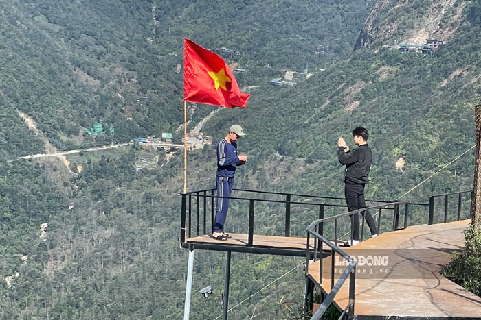 Nam giua hai tinh Lao Cai va Lai Chau, day la mot dia diem du lich noi tieng, thu hut nhung nguoi yeu thich kham pha thien nhien va ua mao hiem. 