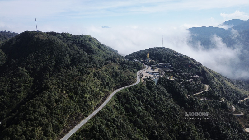 Nam tren quoc lo 4D, con deo noi lien 2 tinh Lao Cai – Lai Chau va cung chinh la ranh gioi giua hai tinh. Voi do dai 30km, O Quy Ho la mot trong so nhung cung duong deo dai, hiem tro va hung vi bac nhat o vung nui phia Bac Viet Nam. O Quy Ho duoc menh danh la “vua deo vung Tay Bac”.