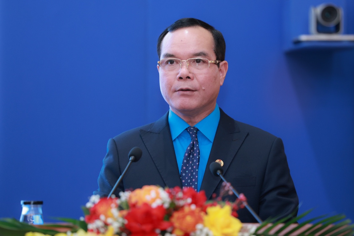 President of the Vietnam General Confederation of Labor Nguyen Dinh Khang delivered the opening speech at the conference. Photo: Hai Nguyen