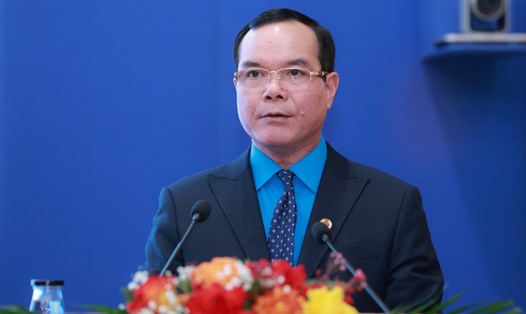 Chủ tịch Tổng LĐLĐVN Nguyễn Đình Khang phát biểu khai mạc hội nghị. Ảnh: Hải Nguyễn