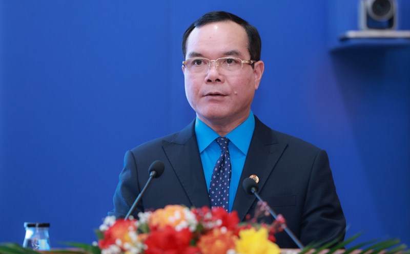President of the Vietnam General Confederation of Labor Nguyen Dinh Khang delivered the opening speech at the conference. Photo: Hai Nguyen