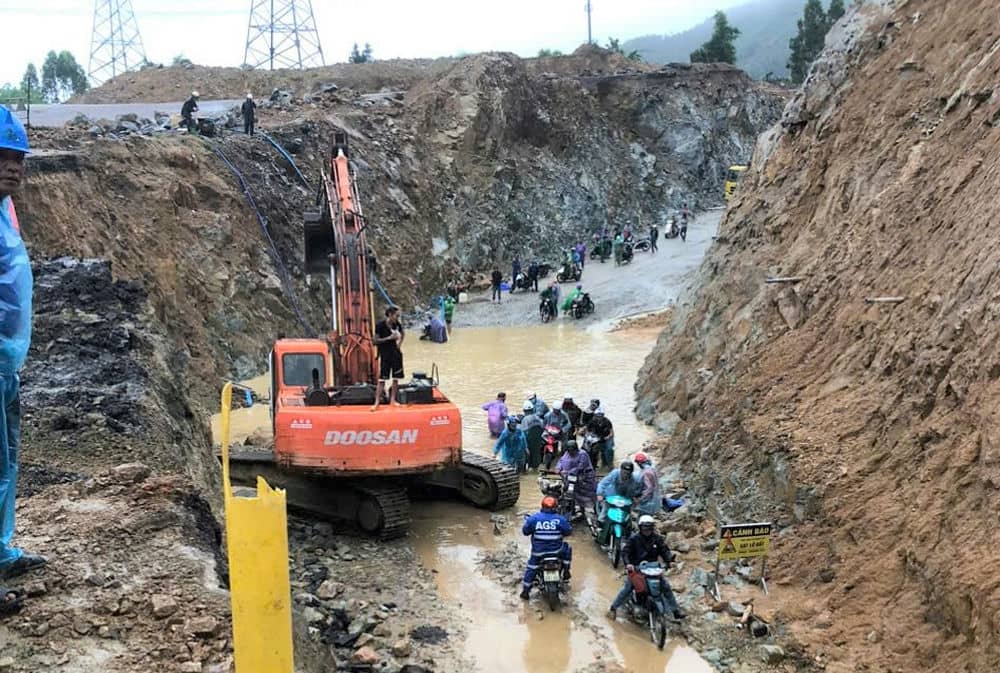 National Highway 19 through An Khe Pass was eroded, the road turned into a river. Photo: Thanh Tuan