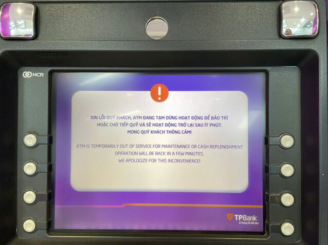 Livebank va ATM cua TPBank cung dong loat bao loi nhu app ngan hang. Anh: Thanh Binh.