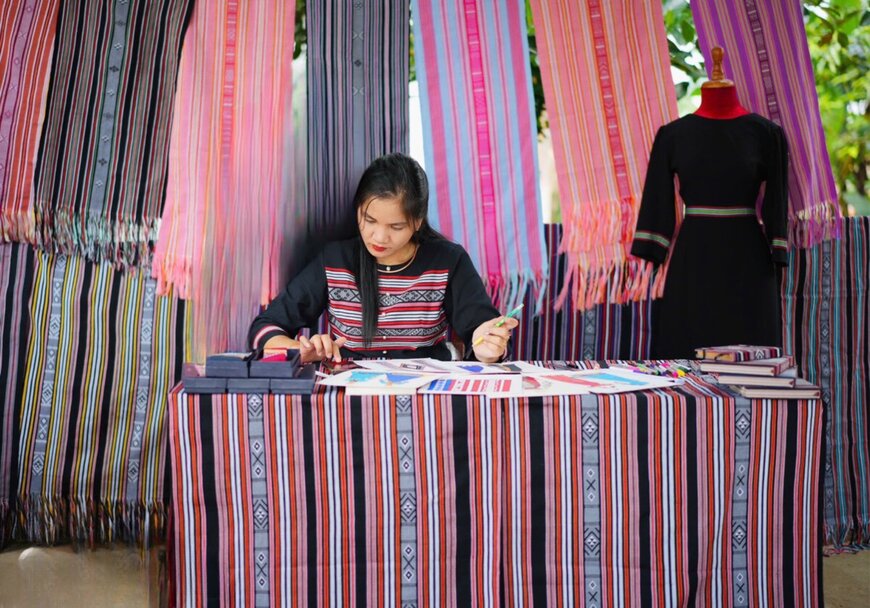 Innovative Lang Teng brocade products in Ba Thanh commune, Ba To district, Quang Ngai province are not only popular domestically but are also gradually reaching the international market. Photo: Vien Nguyen