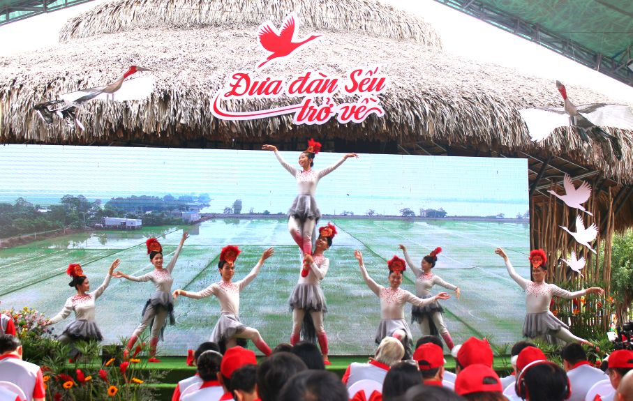 Van nghe chao mung dam mau sac van hoa Seu dau do. Anh: Thanh Mai