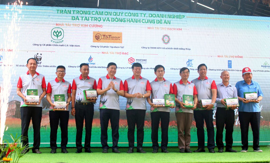 Ong Le Quoc Phong va ong Pham Thien Nghia tri an cac nha tai tro, dong hanh cung de an. Anh: Thanh Mai