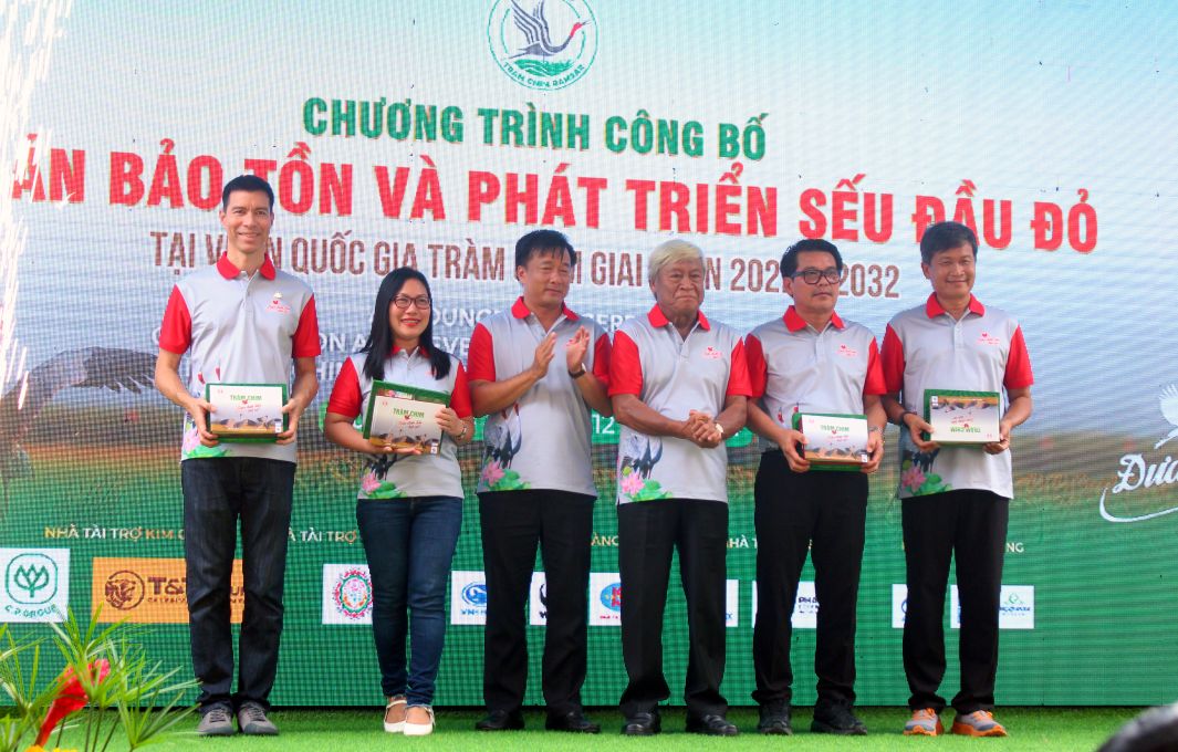 Ong Nguyen Phuoc Thien, Pho Chu tich UBND tinh Dong Thap tri an cac don vi, ca nhan tu van, dong hanh cung de an. Anh: Thanh Mai