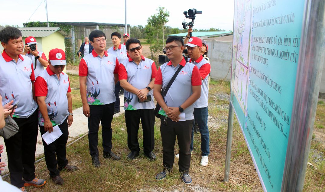 Ong Le Quoc Phong cung cac dai bieu tham quan khu nuoi duong Seu dau do tai khu A3. Anh: Thanh Mai