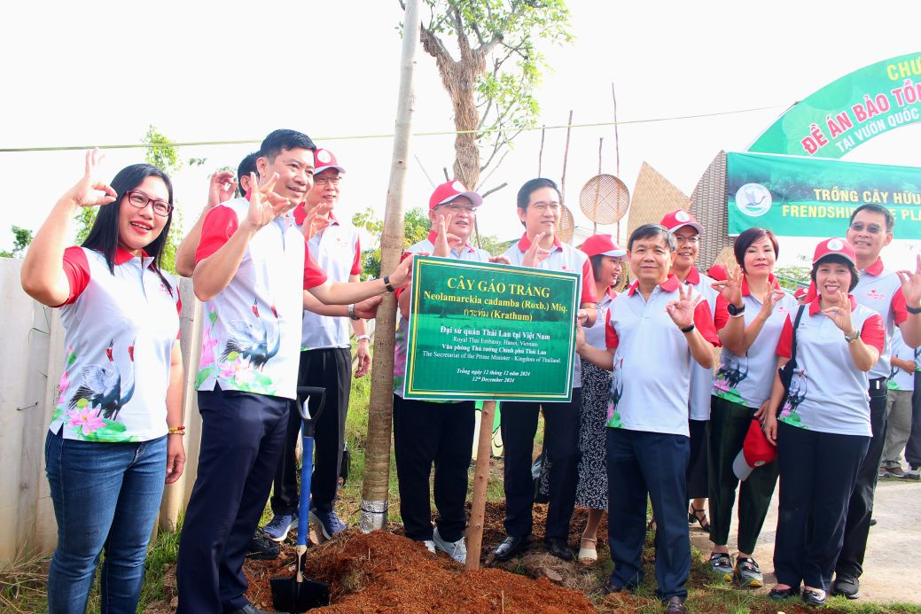 Ong Phan Van Thang - Pho Bi thu Thuong truc Tinh uy, Chu tich HDND tinh va ong Pham Thien Nghia- Chu tich UBND tinh Dong Thap cung dai bieu trong cay ban dia luu niem tai khu nuoi duong Seu dau do. Anh: Thanh Mai