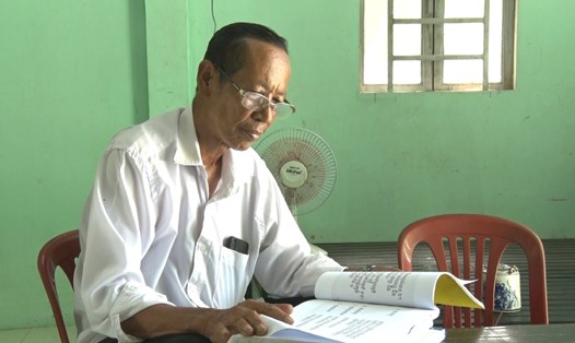 Ông Danh Nghe nghiên cứu, học hỏi tìm tòi thêm nhiều kiến thức hữu ích để giúp cho việc dạy chữ Khmer. Ảnh: Xuân Nhi