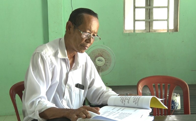 Mr. Danh Nghe researches, learns and seeks more useful knowledge to help teach Khmer. Photo: Xuan Nhi