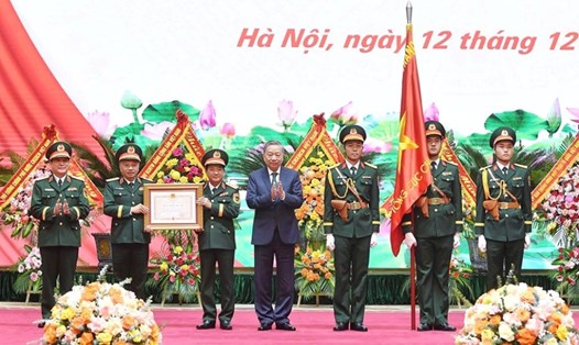 Tổng Bí thư Tô Lâm - Bí thư Quân ủy Trung ương - trao Huân chương Độc lập hạng Nhất tặng Tổng cục Chính trị QĐND Việt Nam. Ảnh: QĐND