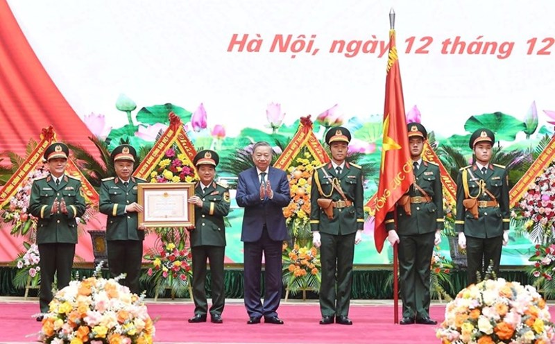 General Secretary To Lam - Secretary of the Central Military Commission - awarded the First Class Independence Medal to the General Department of Politics of the Vietnam People's Army. Photo: QDND