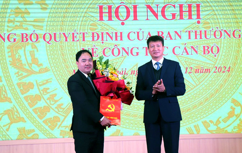 Yen Bai Provincial Party Secretary Tran Huy Tuan presents flowers to congratulate the new Mu Cang Chai District Party Secretary. Photo: Duc Toan