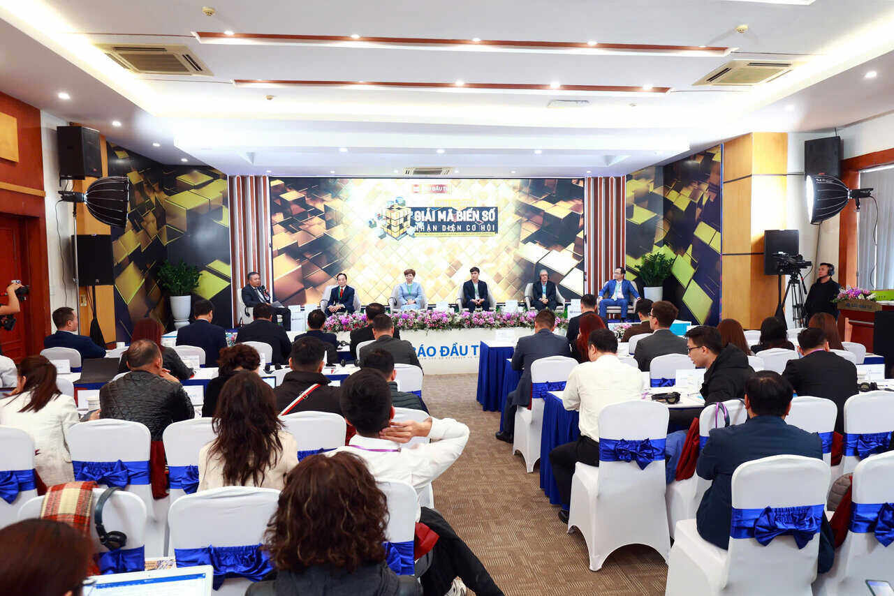 The workshop "Investment 2025: Decoding variables - Identifying opportunities", organized by Investment Newspaper this morning, December 12, here, experts made surprising forecasts about Vietnam's economic growth in 2025. Photo: Organizing Committee.