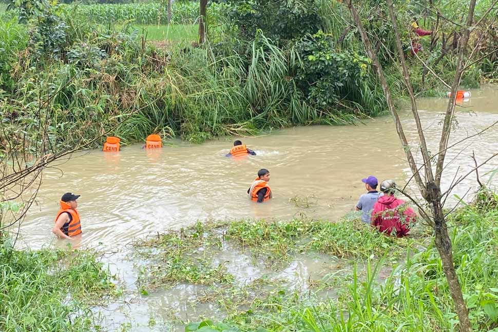 Authorities found the body of a missing victim in a tractor overturned in Phu Yen. Photo: Tuong An