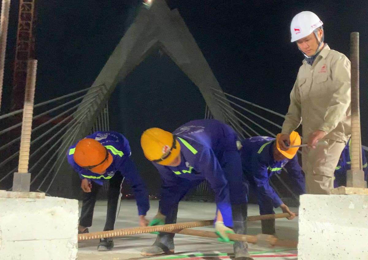 Workers constructing the bridge over Dao River (connecting Song Hao Street to Vu Huu Loi Street, Nam Dinh City) are preparing to close the bridge. Photo: Ha Vi