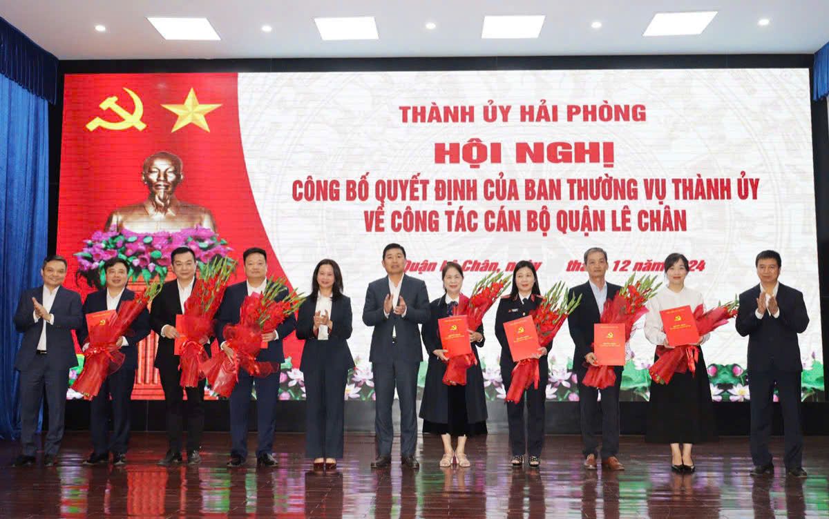 Major General Vu Thanh Chuong - Director of the City Police - presented the Decision and the Standing Committee of Le Chan District Party Committee presented flowers to congratulate the officials. Photo: Hai Phong Portal