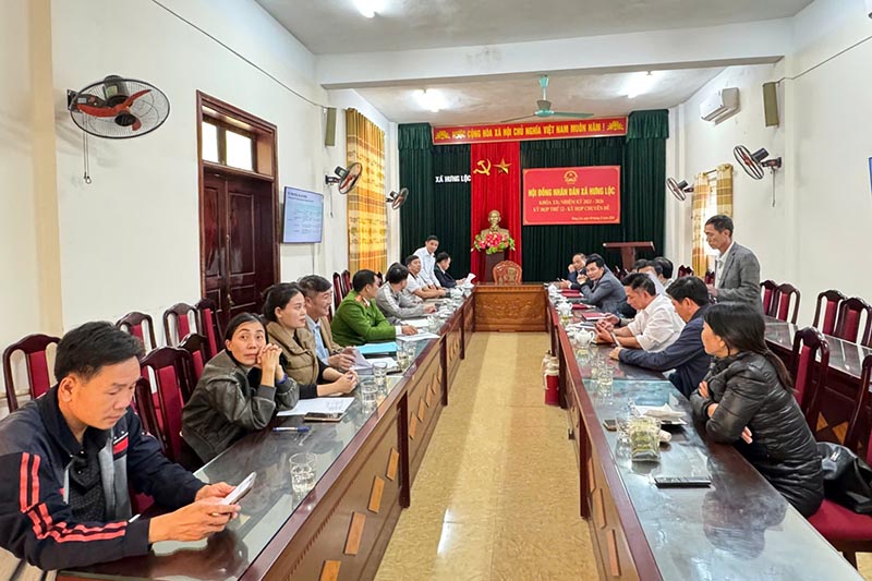 Lanh dao dia phuong va ban to chuc hop ban cong tac chuan bi cho giai chay. Anh: Anh Han