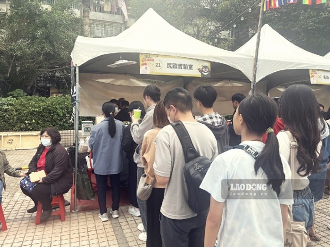 Với lượng khách tham gia lễ hội đông, nhiều người phải xếp hàng dài chờ tới lượt phục vụ.