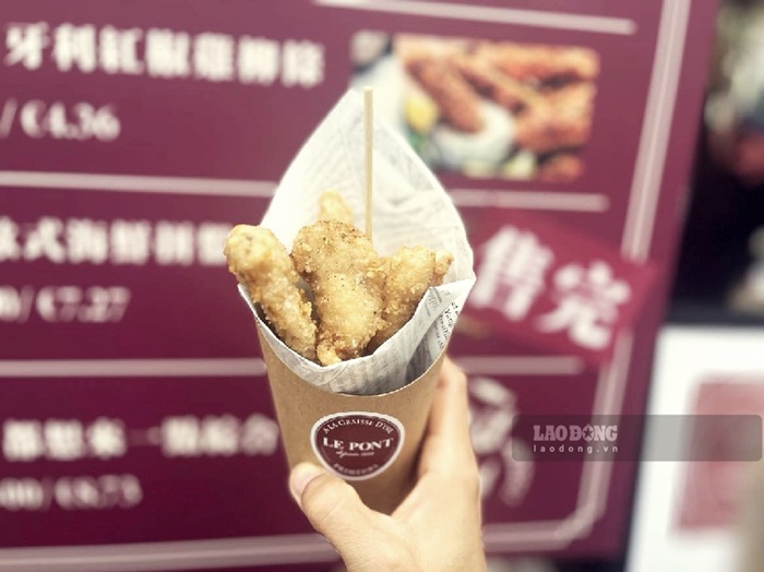 Một gian hàng gà rán của thương hiệu lọt danh sách Michelin Bib Gourmand tại Đài Loan (Trung Quốc) tham gia lễ hội.