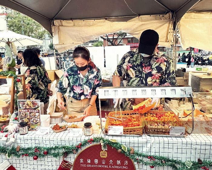 Quầy gà rán đến từ khách sạn 5 sao Viên Sơn (khách sạn Tống Mỹ Linh) thu hút nhiều thực khách đến tham quan, thưởng thức.