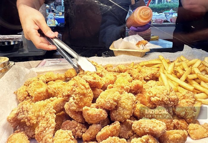 Các nhà hàng, doanh nghiệp tại địa phương mang đến những món gà rán hấp dẫn, khác biệt từ nguyên liệu, cách chế biến, gia vị đến trình bày... được thực hiện bởi các đầu bếp lâu năm, dày dặn kinh nghiệm, chứng minh phong cách ẩm thực đặc sắc, phong phú ở xứ Đài.