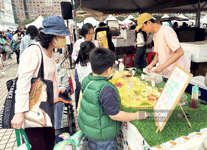 Mỗi suất gà rán tại lễ hội có giá bán trung bình từ 50 đến 100 Đài tệ (khoảng 40.000 - 80.000 đồng). Mức giá phải chăng phù hợp với nhiều đối tượng người dân và du khách.