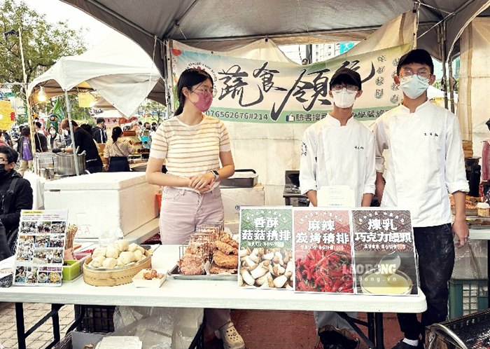 Gian hàng bán các món gà rán chay đến từ Phật Quang Sơn Tự, phục vụ du khách thưởng thức các món chay.