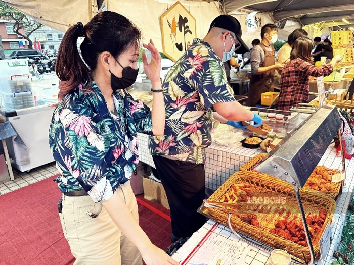 Khu bếp mở cho phép thực khách được trực tiếp theo dõi quy trình làm nên món gà rán mang hương vị độc đáo, trứ danh.