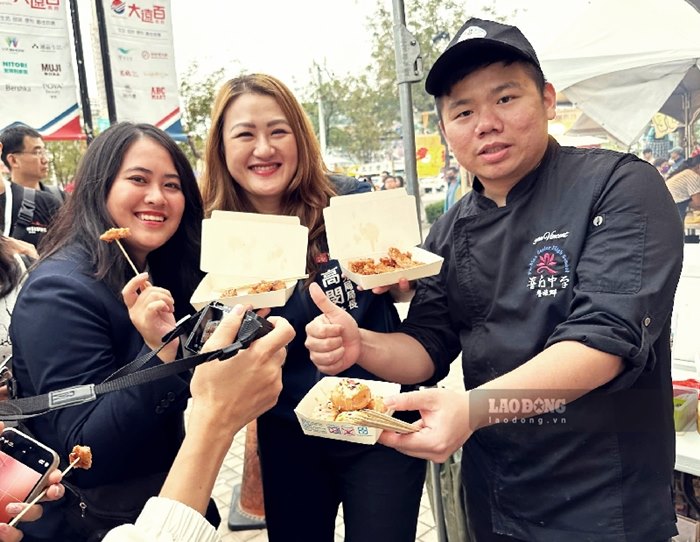 Chị Thanh Uyên (24 tuổi, Hà Nội) thích thú khi lần đầu đến Đài Loan và trải nghiệm tại Lễ hội Gà rán 2024: “Tôi thấy bầu không khí vô cùng đông đúc, náo nhiệt, không chỉ có những bạn trẻ mà cả các hộ gia đình, nhiều người cao tuổi cũng cùng nhau tham gia lễ hội. Các món gà rán ở đây rất đa dạng, chế biến theo nhiều cách khác nhau. Miếng gà giòn rụm bên ngoài những vẫn giữ độ mềm, ẩm bên trong. Đặc biệt, có cả món gà chay nhưng hương vị thơm ngon như thật, khiến tôi càng kinh ngạc trước kỹ năng chế biến các đầu bếp tại đây“.
