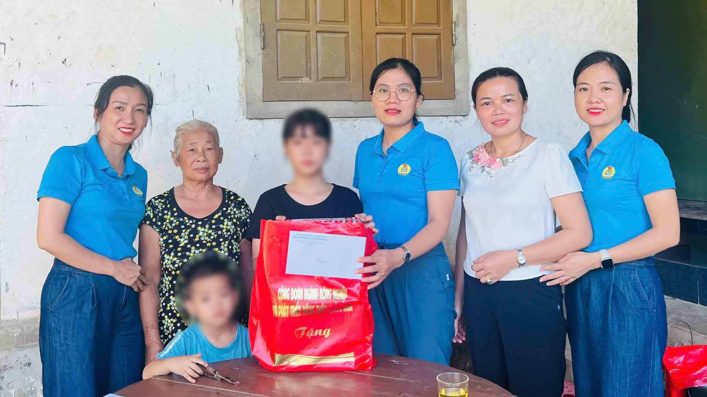Quang Binh Agricultural Trade Union sponsors orphans. Photo: N. Huyen