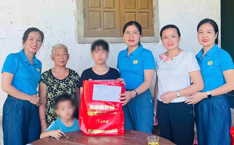 Quang Binh Agricultural Trade Union sponsors orphans. Photo: N. Huyen