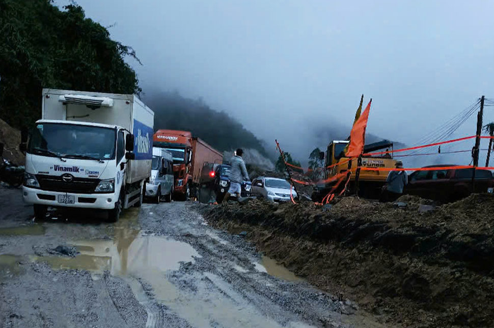 At 5:00 p.m. on December 12, Highway 19 through An Khe Pass connecting Binh Dinh - Phu Yen was opened to traffic after many hours of congestion. Photo: Truong Van
