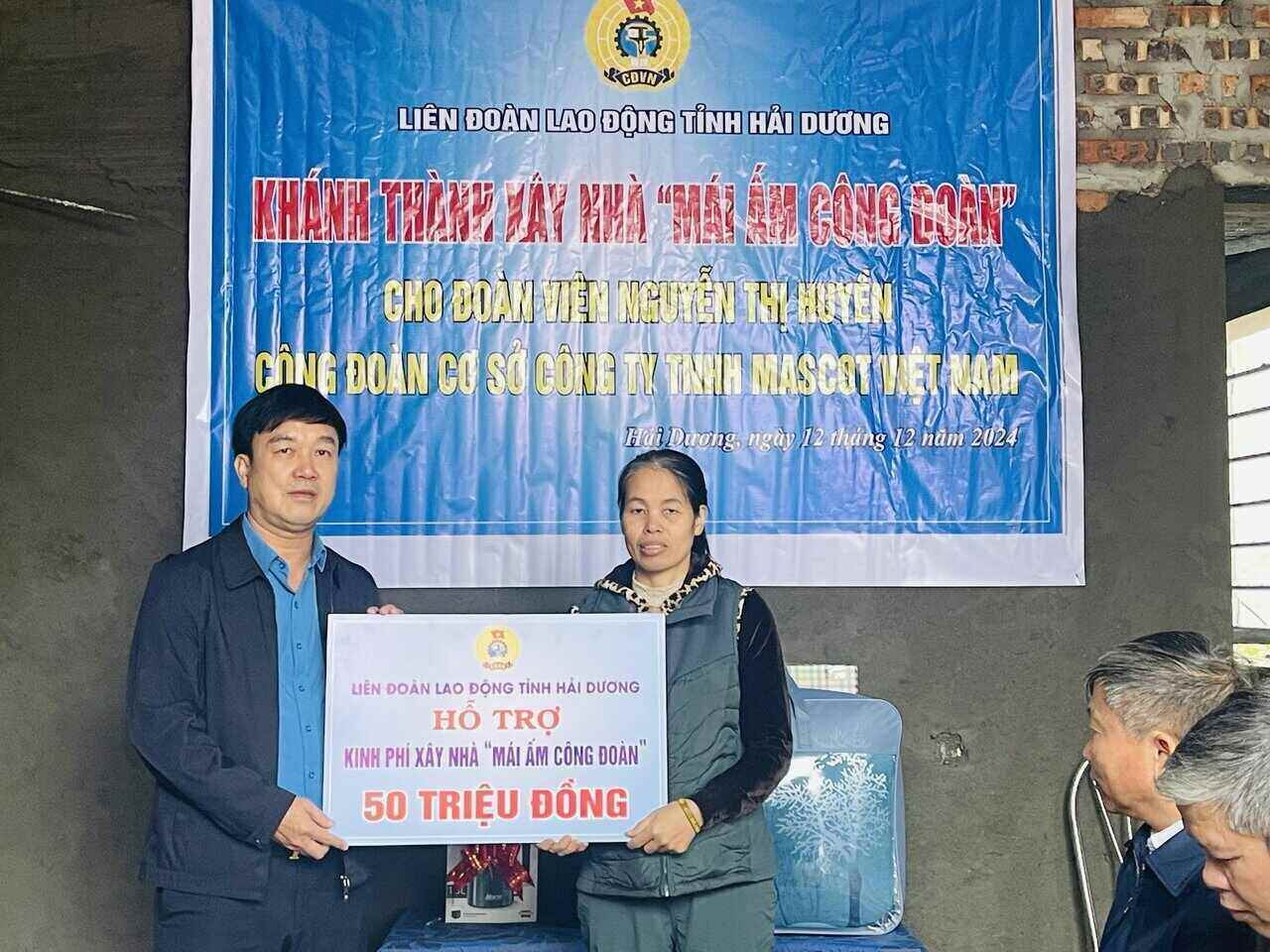 Hai Duong Labor Federation supports the construction of "Union Shelter" houses for 2 female union members in difficult circumstances. Photo: Mai Huong