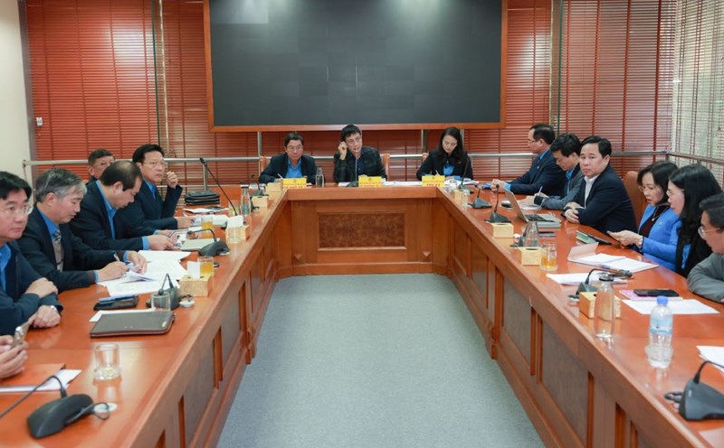 President of the Vietnam General Confederation of Labor Nguyen Dinh Khang attended the discussion in the group. There were opinions suggesting that the Vietnam General Confederation of Labor have solutions to speed up the construction of trade union institutions in localities. Photo: Hai Nguyen