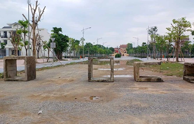 Mảnh đất của ông Huy, bà Loan hiện nằm trên con đường đi vào đền thờ liệt sĩ huyện Diễn Châu (Nghệ An). Ảnh: Quang Đại