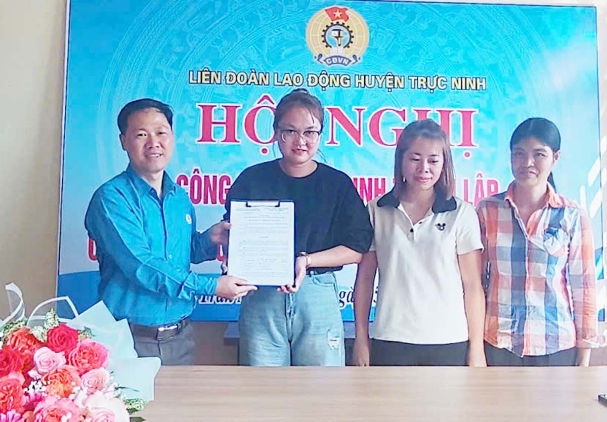 Leaders of Truc Ninh District Labor Federation presented the Decision to establish the Trade Union of Tan Thanh Nam Dinh Company Limited. Photo: Truc Ninh District Labor Federation