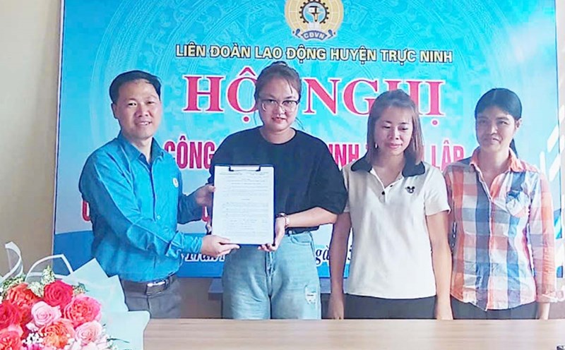 Leaders of Truc Ninh District Labor Federation presented the Decision to establish the Trade Union of Tan Thanh Nam Dinh Company Limited. Photo: Truc Ninh District Labor Federation