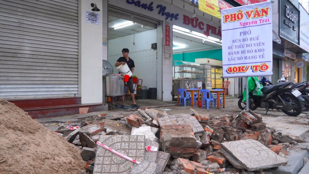 Tren tuyen duong Nguyen Trai, don vi thi cong dang dao xoi phan via he, co nhung doan gach da ngon ngang.