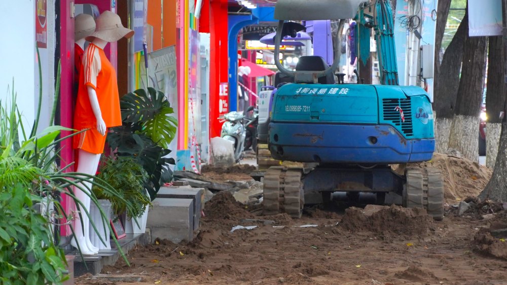 Dac biet, duong Nguyen Trai la tuyen pho thoi trang tai quan Ninh Kieu, viec thi cong truoc cua hang phan nao anh huong den viec sinh hoat, kinh doanh, buon ban cua cac ho dan, nhat la trong thoi diem cuoi nam.