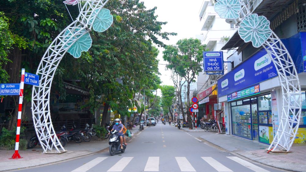 Theo ong Tru, den nay, via he duong De Tham va duong Nguyen Khuyen da thi cong hoan thanh.