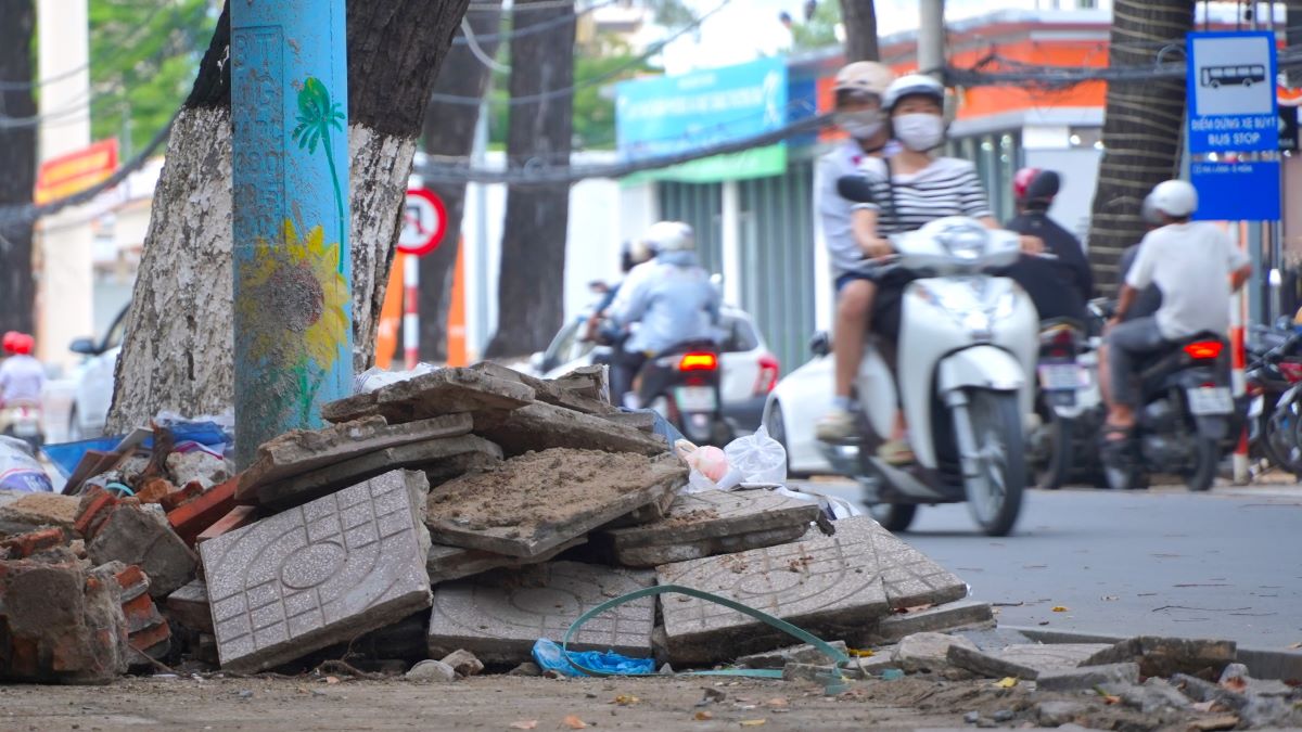 Tren co so khao sat, quan co lap 3 du an cai tao, nang cap via he, den thang 7.2024 moi duoc HDND quan thong qua, sau do moi thuc hien cac buoc dau tu, phe duyet du an, dau thau lua chon don vi thi cong va den thang 10 moi co don vi thuc hien.