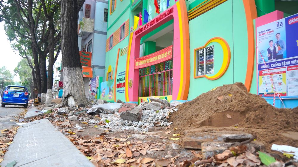 Lien quan den van de tren, tai phien chat van va tra loi chat van o Ky hop thu 18 HDND TP Can Tho vao chieu 11.12, ong Huynh Trung Tru - Chu tich UBND quan Ninh Kieu - cho biet, hien quan dang trien khai thi cong cai tao, nang cap via he tu von dau tu dia phuong, trung han 2021 - 2025.